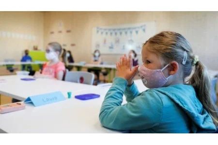 La incierta vuelta a clase arrasa con los termómetros y mascarillas de niños