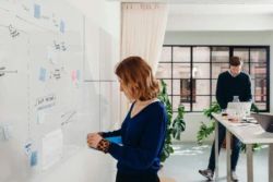 Por qué tener pizarras para oficina