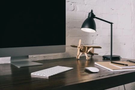 Lámparas de luz blanca. BENEFICIOS de usarlas en escritorios