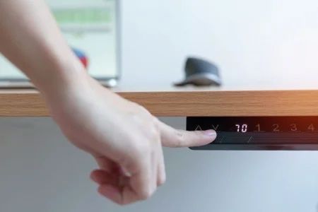 Mesas de ALTURA regulable: ¿Por qué elegirlas para tu empresa?