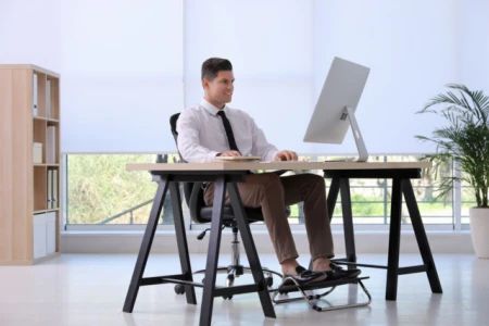 Reposapiés oficina. Por qué debes USAR uno si trabajas sentado