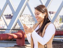 Auricular trust nika inalambrico bluetooth con estuche de carga color blanco