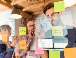 Bloc de Notas Adhesivas Quita y Pon Q-Connect 75X75 mm con 80 Hojas Fluorescentes Pack de 12 Surtidas en 4 Colores