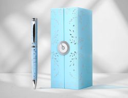 Boligrafo belius bella aluminio color azul celeste diseńo plateado relieve tinta azul caja de diseńo