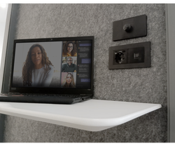 Cabina Box Individual con Mesa Alta - Exterior Metálico Blanco, Sensor de Presencia, Iluminación, Carga USB y Ventilación