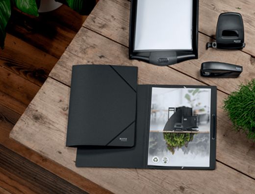 Carpeta leitz recycle gomas din A4 carton reciclabe 100% negro