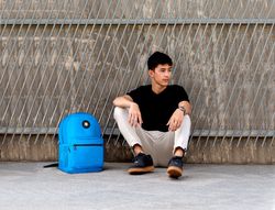 Cartera antartik mochila con asa y bolsillo frontal concremallera color azul 320x140x430 mm
