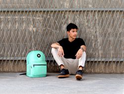 Cartera antartik mochila con asa y bolsillo frontal concremallera color verde menta 320x140x430 mm