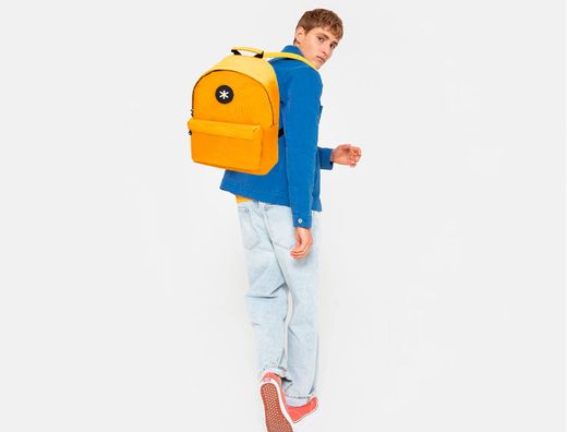 Cartera antartik mochila con asa y bolsillos con cremallera color mostaza 310x160x410 mm