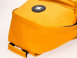 Cartera antartik mochila con asa y bolsillos con cremallera color mostaza 310x160x410 mm