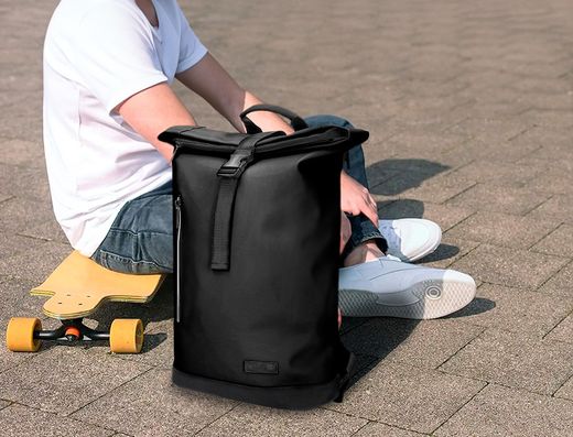 Cartera antartik mochila water proof enrollable diseño casual color negro 480x130x280 mm