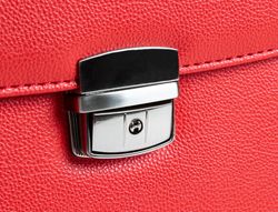 Cartera portadocumentos q-connect con correa cierre metalico y departamentos interiores color rojo 390x280