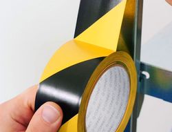 Cinta Adhesiva Q-Connect de Seguridad Amarilla y Negra 20 Mt X 48 Mm