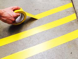 Cinta adhesiva tarifold para marcaje y señalizacion de suelo 33 mt x 50 mm color amarillo