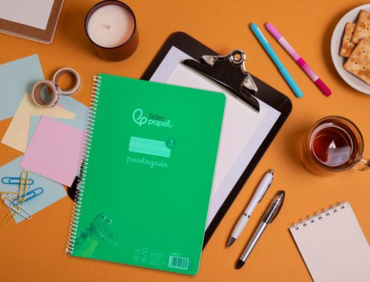 Cuaderno espiral liderpapel A4 pautaguia tapa plastico 80h 90gr cuadro pautado 3mm con margen color verde