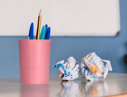 Cubilete portalapices q-connect rosa pastel opaco plastico diametro 75 mm alto 100 mm