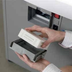 Destructora de oficina DAHLE 106 air CleanTEC® 22 hojas, tiras 5,8 mm, ancho boca 240mm, 60 litros