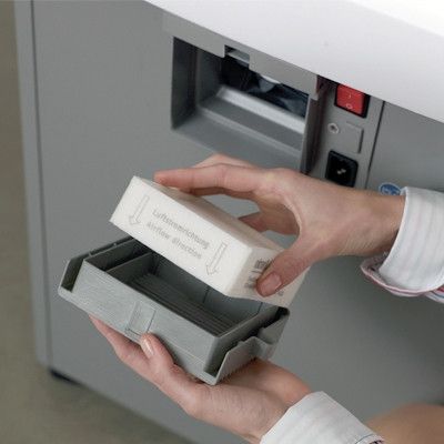 Destructora de oficina DAHLE 106 air CleanTEC® 22 hojas, tiras 5,8 mm, ancho boca 240mm, 60 litros