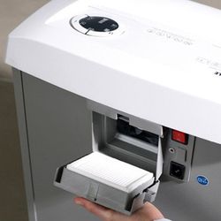 Destructora departamental DAHLE 706 air CleanTEC® partículas 1 x 4,7 mm, ancho boca, 240mm, 60 litros con lubricación automática