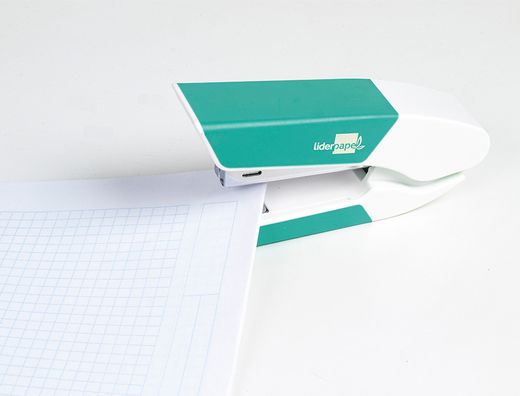 Grapadora Liderpapel Beetle con Regalo de Extraegrapas y Caja de 1000 Grapas 24/6,22/6 Capacidad 20H. Colores Surtidos