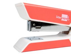 Grapadora liderpapel con regalo de extraegrapas y caja de 1000 grapas 22/6 24/6 capacidad 20h color coral