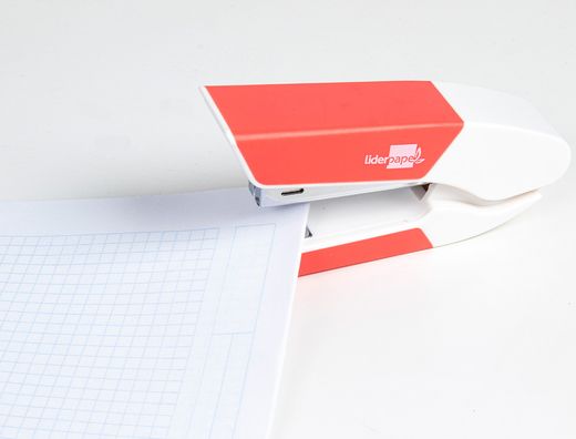 Grapadora liderpapel con regalo de extraegrapas y caja de 1000 grapas 22/6 24/6 capacidad 20h color coral