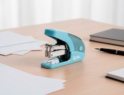 Grapadora liderpapel micro con regalo de caja de 1000 grapas 24/6 26/6 capacidad 20 hojas celeste