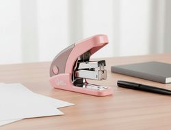 Grapadora liderpapel micro con regalo de caja de 1000 grapas 24/6 26/6 capacidad 20 hojas rosa