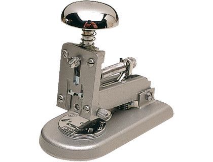 Grapadora M-1 30 Hojas Cromada 1001GRB