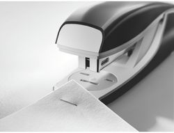 Grapadora petrus 635 wow rojo metalizado capacidad 30 hojas en blister usa grapas 22/6 24/6 y 26/6