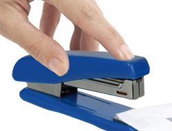 Grapadora Q-Connect Kf11064 Plastico Azul -Capacidad 25 Hojas