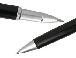 Juego boligrafo y roller belius norwich cuerpo negro mate y detalles cromados satinados en caja regalo