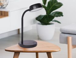Lampara de escritorio maul led 5w 585lm luz calida brazo y cabezal giratorios negra