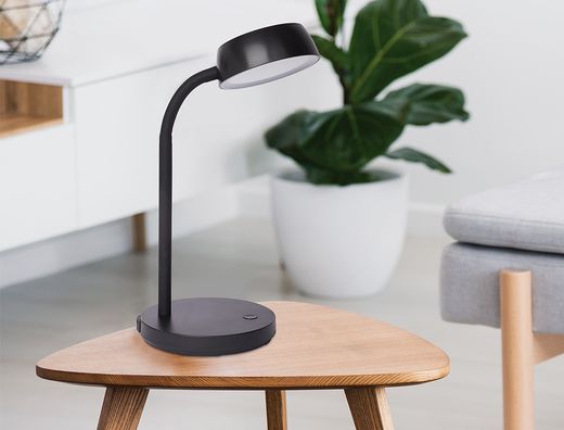 Lampara de escritorio maul led 5w 585lm luz calida brazo y cabezal giratorios negra