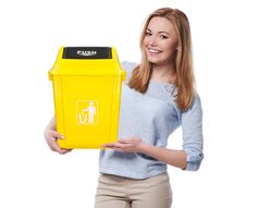 Papelera contenedor q-connect plastico con tapa de balancin 20 litros 340x240x450 mm amarillo