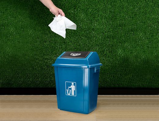 Papelera contenedor q-connect plastico con tapa de balancin 20 litros 340x240x450 mm azul