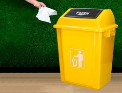 Papelera contenedor q-connect plastico con tapa de balancin 58 litros 470x330x760 mm amarillo