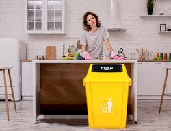 Papelera contenedor q-connect plastico con tapa de balancin 58 litros 470x330x760 mm amarillo