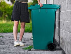 Papelera contenedor q-connect plastico con tapadera y ruedas 240 litros 1040x620x610 mm verde