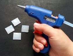 Pistola Termofusible Mini Liderpapel de 25 W con Gatillodispensador y 2 Barras de Silicona de 7 mm Diametro X 100 Mm