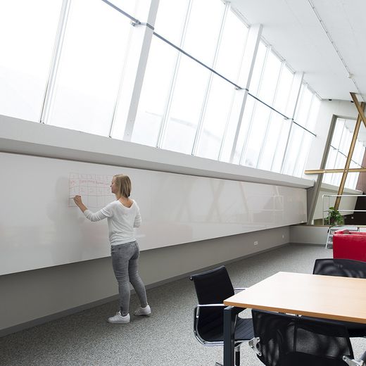 Pizarra blanca magnética sin marco Chameleon Sharp. 118x238 cm