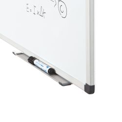 Pizarra blanca rocada acero vitrificado magnetico marco aluminio y cantoneras pvc 60x45 cm incluye bandeja para
