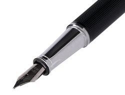 Pluma y estuche belius turbo aluminio textura punteada color negro y plateado tinta azul caja de diseño