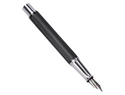 Pluma y estuche belius turbo aluminio textura punteada color negro y plateado tinta azul caja de diseño