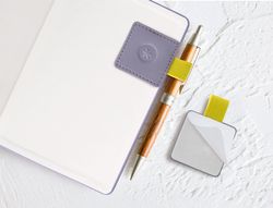 Portaboligrafo autoadhesivo antartik para cuaderno note con elastico hasta 15 mm grosor 1mm morado y amarillo