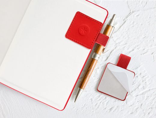Portaboligrafo autoadhesivo antartik para cuaderno note con elastico hasta 15 mm grosor 1mm rojo 40x40 mm