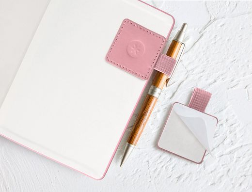 Portaboligrafo autoadhesivo antartik para cuaderno note con elastico hasta 15 mm grosor 1mm rosa 40x40 mm