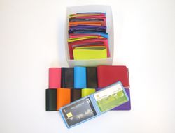 Portatarjetas de credito fabricadas en pvc base opaca capacidad 10 tarjetas colores surtidos expositor de 30 uds