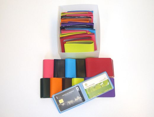 Portatarjetas de credito fabricadas en pvc base opaca capacidad 10 tarjetas colores surtidos expositor de 30 uds