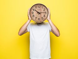 Reloj q-connect de pared de plastico redondo 25,7 cm movimiento silencioso color madera natural